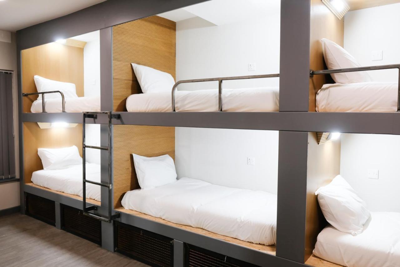 Cwtsh Hostel Swansea Exterior foto A typical pod room at a capsule hotel