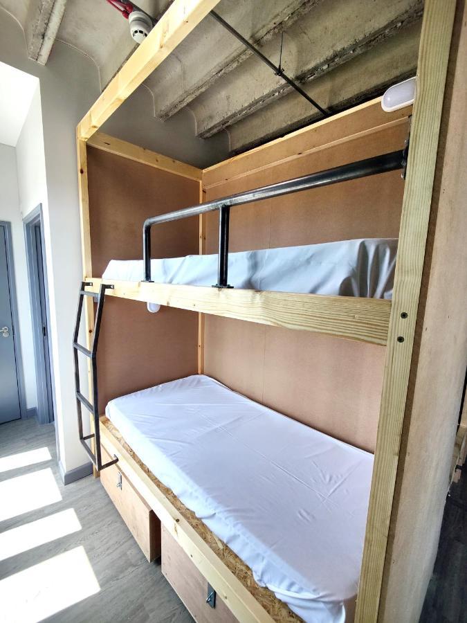 Cwtsh Hostel Swansea Exterior foto Bunk beds in a hostel